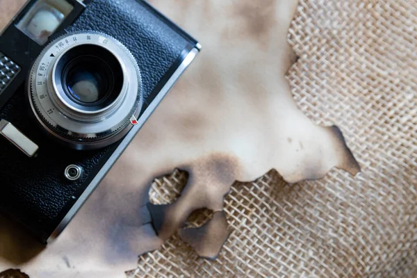 Eine Nahaufnahme Einer Vintage Kamera Auf Weißem Hintergrund Mit Den — Stockfoto