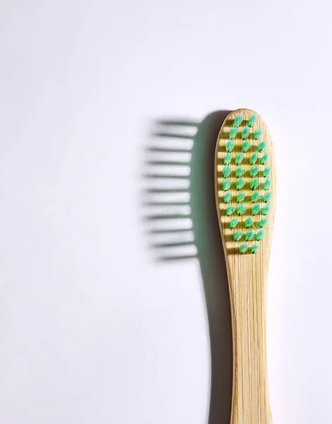 Une Photo Une Brosse Dents Bambou Écologique Avec Poil Vert — Photo