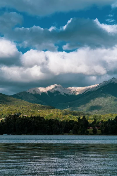 아르헨티나 빌라라 스투라에 구름낀 산들이 컨트리 클럽의 아름다운 — 스톡 사진