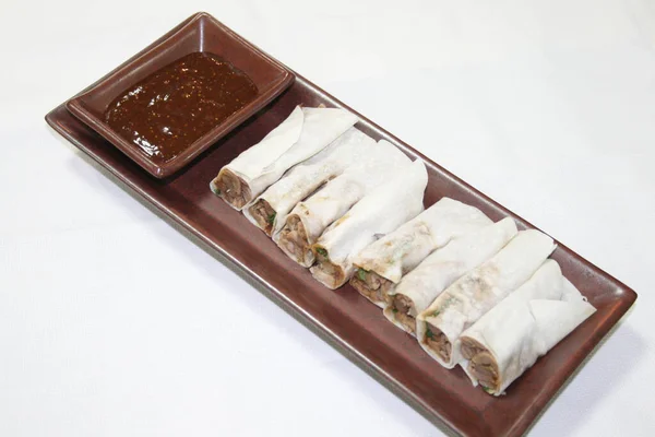 Los Rollos Asiáticos Frescos Plato Marrón — Foto de Stock