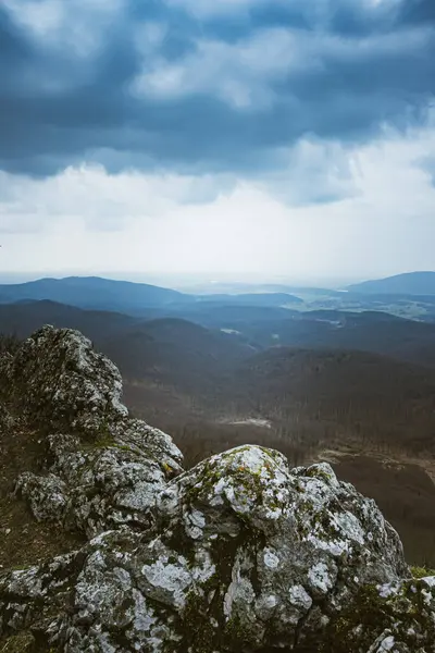 Eine Nahaufnahme Von Felsen Auf Einem Berg Unter Dem Bewölkten — Stockfoto