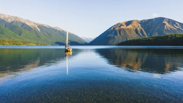 Ιστιοφόρο Σκάφος Στο Εθνικό Πάρκο Νέλσον Λέικς Στη Νέα Ζηλανδία — Φωτογραφία Αρχείου