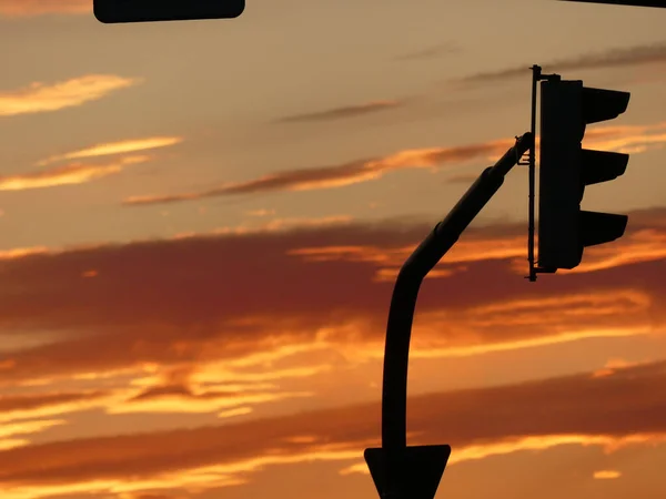 Sylwetka Sygnalizacji Świetlnej Autostradzie Przeciw Zachmurzonemu Zachodowi Słońca Niebo — Zdjęcie stockowe