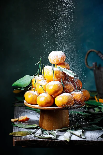 Beau Plan Mandarines Posées Forme Pyramide Avec Sucre Poudre Tamisé — Photo