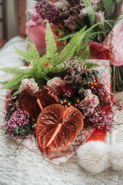 Colpo Verticale Bouquet Verde Rosa Tropicale Con Anuri — Foto Stock