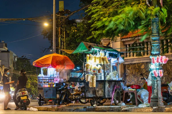 Pequeño Vendedor Comida Callejera Centro Ciudad Phnom Penh Por Noche — Foto de Stock