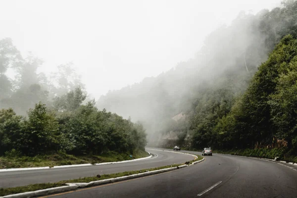 Eine Neblige Straße Zwischen Bergen Und Wäldern Guatemala — Stockfoto