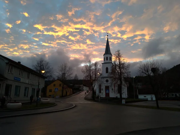 Uma Vista Estrada Com Uma Igreja Cidade Pequena Por Sol — Fotografia de Stock