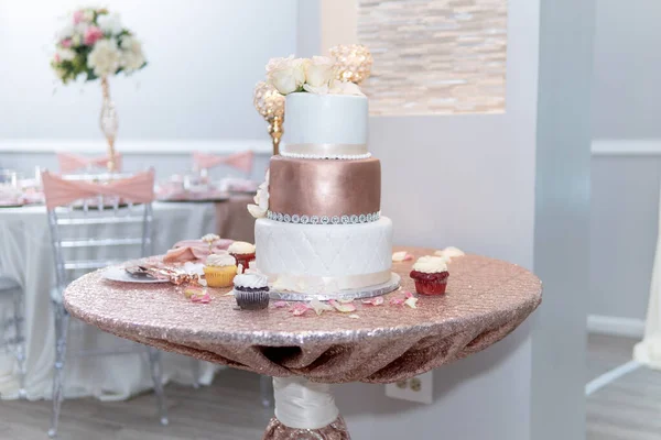 Элегантный Свадебный Торт Столе — стоковое фото