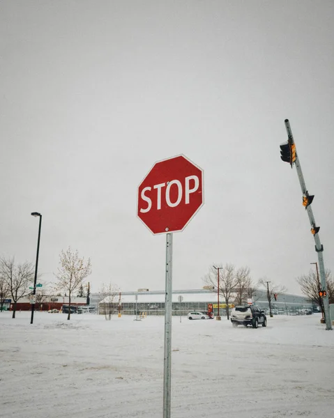 Μια Κόκκινη Πινακίδα Στοπ Στο Χιονισμένο Δρόμο — Φωτογραφία Αρχείου