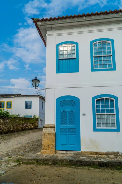 Μια Κάθετη Λήψη Ενός Όμορφου Μπλε Λευκό Αποικιακό Σπίτι Στην — Φωτογραφία Αρχείου