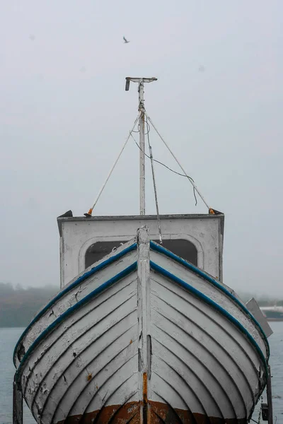 Eine Vertikale Nahaufnahme Eines Bootes Von Vorne — Stockfoto