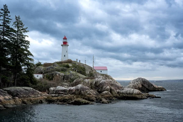 Point Atkinson Lighthouse Δυτικό Βανκούβερ Βρετανική Κολομβία Καναδάς Συννεφιασμένο Καιρό — Φωτογραφία Αρχείου