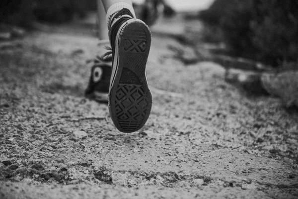 Μια Πίσω Όψη Των Ανθρώπινων Ποδιών Sneakers Κάνοντας Βήματα Μαύρο — Φωτογραφία Αρχείου