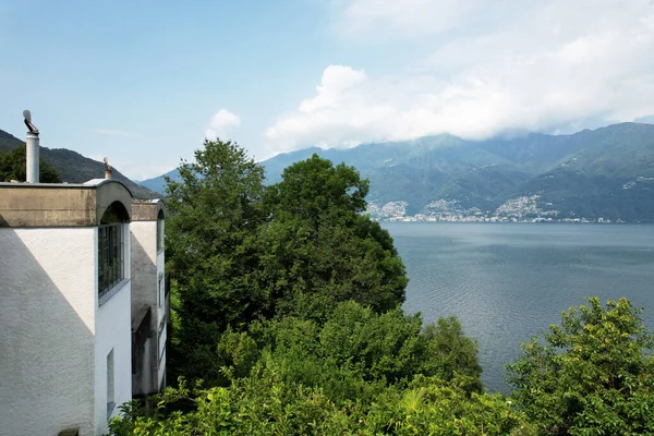 Una Vista Pájaro Sant Abbondio Sobre Lago Maggiore Las Montañas —  Fotos de Stock