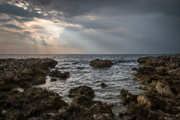 Okyanusun Yakınındaki Kayalık Bir Sahilin Güzel Manzarası — Stok fotoğraf