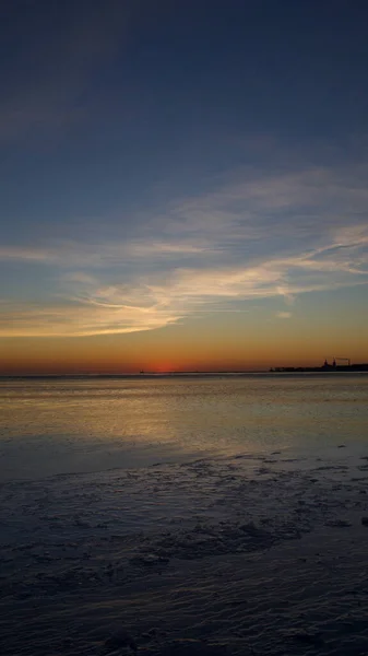 Vertical Shot Mesmerizing Sunset Horizon Sea Waves — Stock Photo, Image