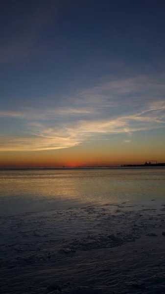 Tiro Vertical Pôr Sol Hipnotizante Sobre Horizonte Ondas Mar — Fotografia de Stock