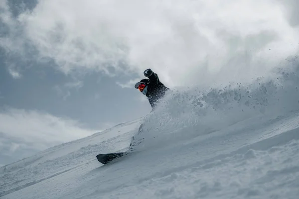Ein Snowboarder Bewegt Sich Die Skipiste Hinunter — Stockfoto