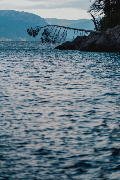 Μια Όμορφη Φωτογραφία Από Θίνες Της Γαλάζιας Θάλασσας Και Βραχώδη — Φωτογραφία Αρχείου
