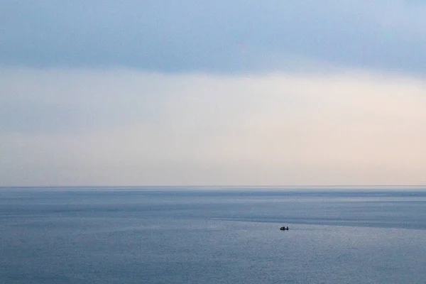 Deniz Suyunun Derinliklerinde Tek Bir Tekne — Stok fotoğraf