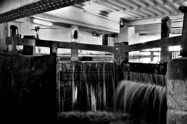 Grayscale Shot Basin Locks Canal Underground Manchester — Stock Photo, Image