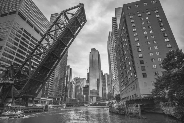 Nízkoúhlý Snímek Chicagské Řeky Otevřeným Mostem Stupních Šedi — Stock fotografie
