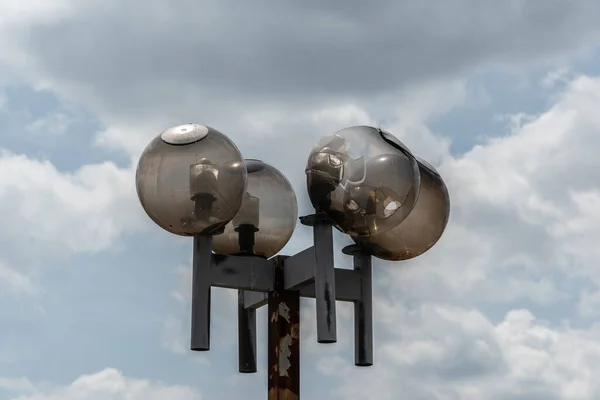曇り空に浮かぶレトロな街路灯 — ストック写真