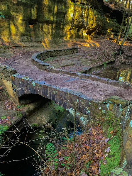 Malý Kamenný Most Přes Řeku Mechovém Lese Starou Jeskyní — Stock fotografie