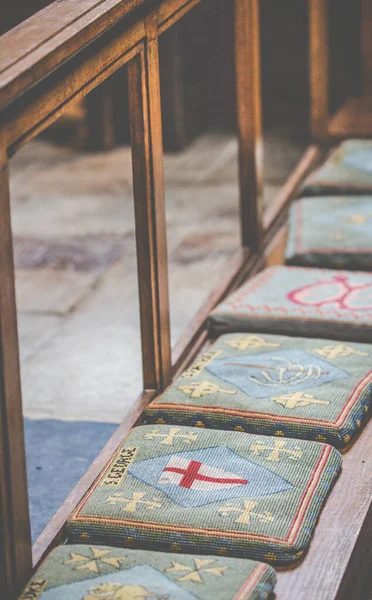 基丁顿圣玛丽教堂的一幅垂直的绣花祈祷用跪垫照片 — 图库照片
