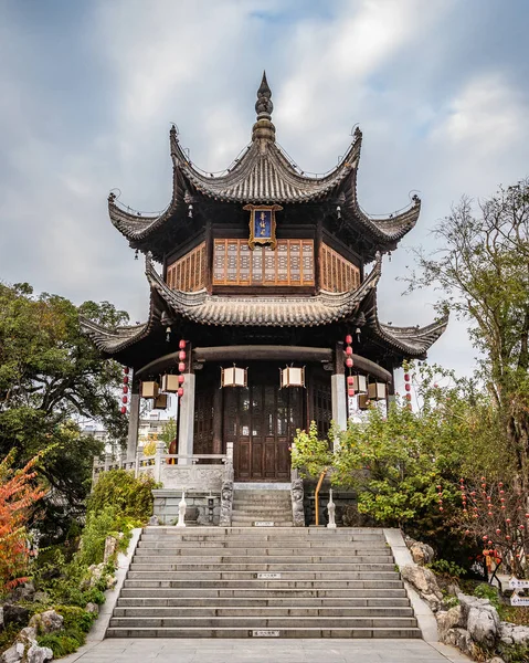 Egy Függőleges Felvétel Egy Kínai Templomról Xueyan Egykori Rezidenciájáról Lépcsőkkel — Stock Fotó