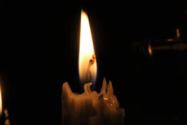 Nahaufnahme Einer Brennenden Kerze Dunkeln — Stockfoto