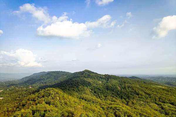 Die Landschaft Eines Waldes Auf Hügeln Unter Einem Sonnigen Himmel — Stockfoto