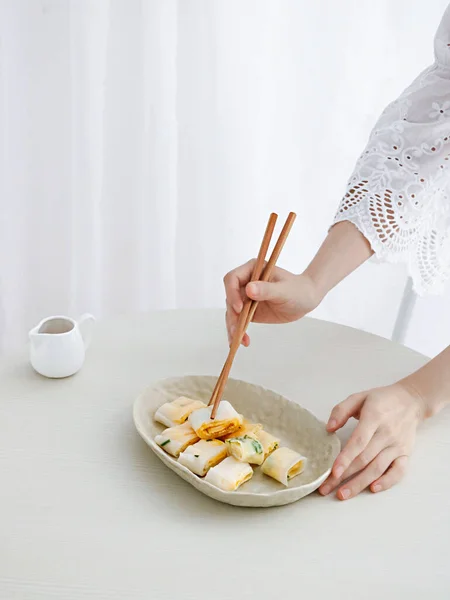 木製の箸で大人の女性の手をダンビング 台湾の卵クレープ の作品を撮影のクローズアップショット — ストック写真