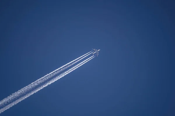 Uma Foto Avião Com Pistas Condensação — Fotografia de Stock