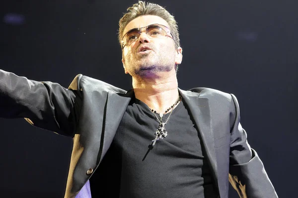 San Diego 'da canlı performans sergileyen şarkıcı George Michael