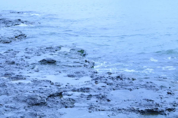 Κοντινό Πλάνο Βραχώδους Παραλίας Κοντά Στη Θάλασσα — Φωτογραφία Αρχείου
