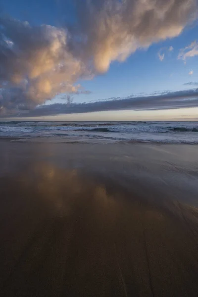 Вертикальний Знімок Піщаного Пляжу Фоні Хмарного Неба Під Час Заходу — стокове фото