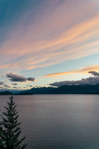 海の上の美しい夕日の垂直ショット — ストック写真