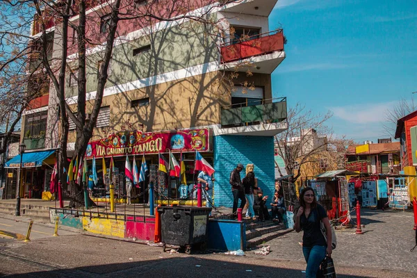 カミニート ブエノスアイレスの人々と特徴的な色の家の写真アルゼンチン — ストック写真