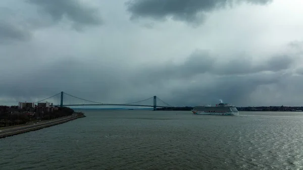 皇家加勒比游轮 大海之歌 驶离纽约 驶向维拉扎诺大桥 — 图库照片