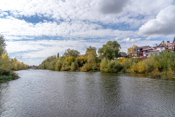 Herbstlandschaft Bäume Mit Goldenem Laub Wachsen Ufer Des Flusses Gibt — Stockfoto