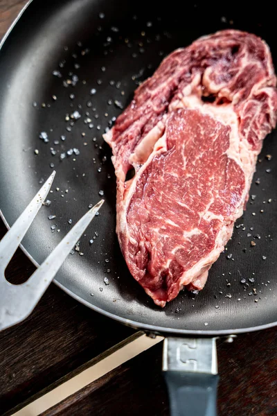 Trozo Carne Cruda Con Especias —  Fotos de Stock