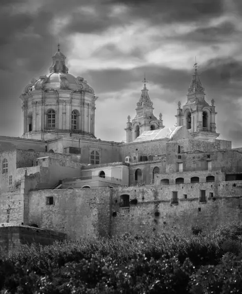 Uma Foto Tons Cinza Antiga Igreja Com Três Belas Cúpulas — Fotografia de Stock