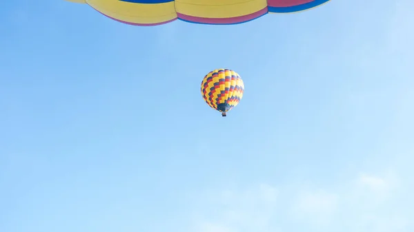 Une Montgolfière Colorée Dans Ciel Bleu — Photo