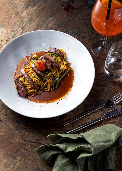 Colpo Verticale Deliziosa Carne Alla Griglia Con Pasta — Foto Stock