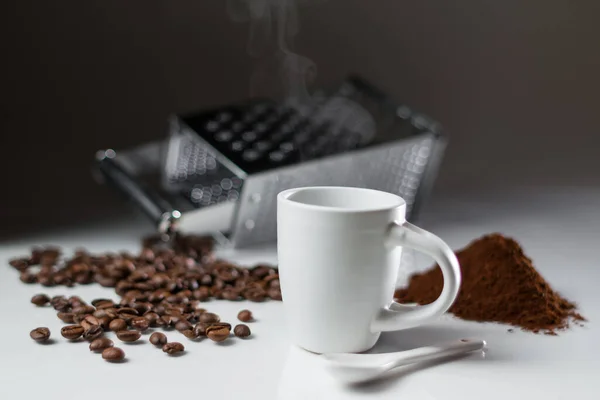 Ett Grunt Fokus Vit Kaffemugg Med Kaffebönor Och Pulver Med — Stockfoto