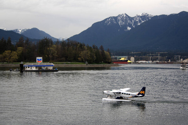 Прекрасный вид на горы с гидросамолетом на воде. Ванкувер, Британская Колумбия, Канада.