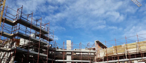 Een Gebouw Aanbouw Met Steigers Een Blauwe Lucht — Stockfoto