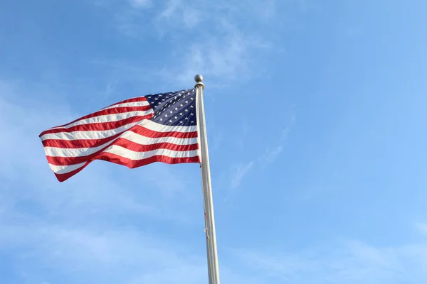 Den Amerikanska Flaggan Fladdrar Vinden — Stockfoto